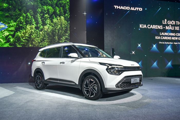 Thông tin chi tiết về Kia Carens phiên bản xăng 1.5 Luxury: Giá 699 triệu đồng, thiếu nhiều trang bị so với phiên bản cao cấp hơn - Ảnh 2.