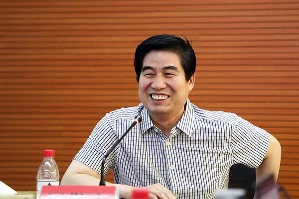 Với số vốn ban đầu là 3000 NDT, chàng trai đi hơn 1.800 km để mua xe máy và bán lại, kiếm được lãi 1.000 NDT/chiếc. Hơn 30 năm sau, anh trở thành chủ nhân của một đế chế vận tải trị giá hơn 18 tỷ NDT - Hình 1.