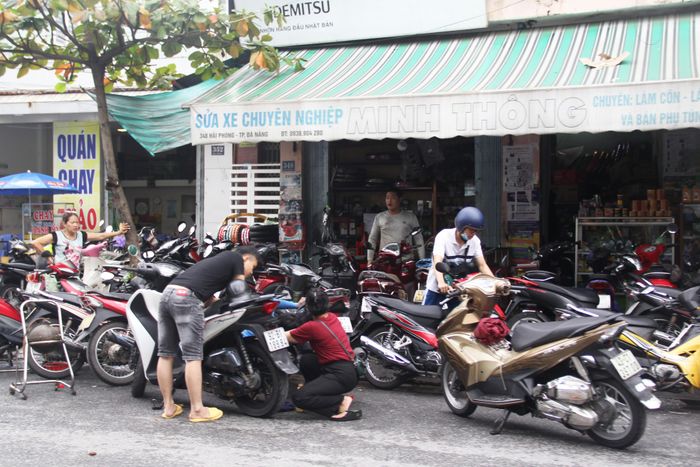 Dòng xe máy bị ngập nước qua đêm, các thợ sửa xe ở Đà Nẵng bận rộn từ buổi sáng - Ảnh 3.