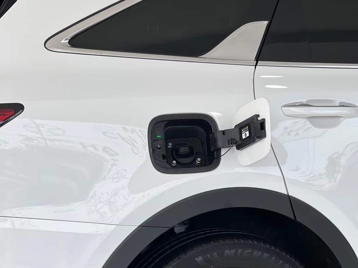 Kia Sorento hybrid đang đổ về đại lý mạnh mẽ: Giá từ 1,4 tỷ đồng, phiên bản cắm sạc đắt hơn nửa tỷ so với xe máy xăng - Ảnh 5.