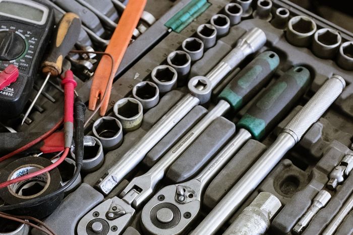 Hướng dẫn cách ngắt kết nối bình ắc quy an toàn trên xe hơi - Hình ảnh 2.