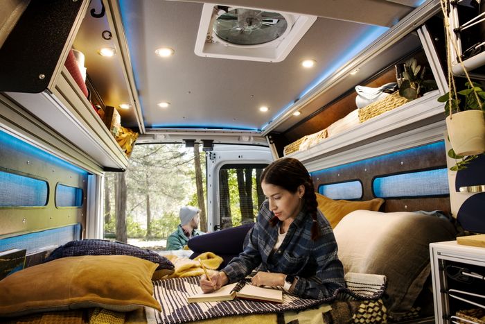 Ford Transit thêm phiên bản mới, sẵn sàng cho những chuyến đi xa mà không cần phải lo lắng gì thêm - Hình 2.
