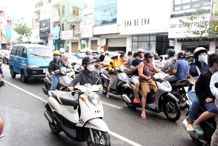 Dòng xe máy bị ngập nước qua đêm, các thợ sửa xe ở Đà Nẵng bận rộn từ buổi sáng - Ảnh 1.