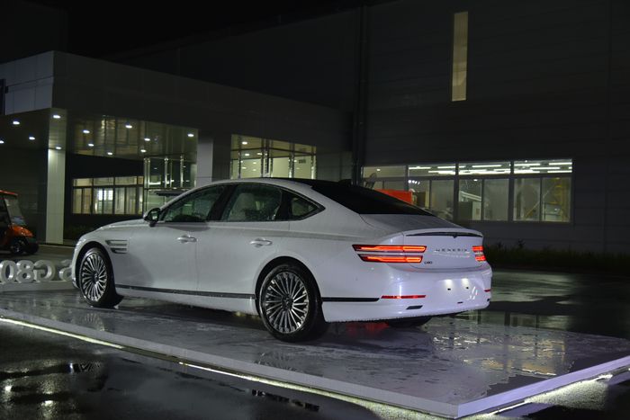 Genesis tạo bước đột phá tại Việt Nam: Khoác lên mình bộ ba xe điện và limousine sang trọng để cạnh tranh với Maybach - Hình 4.