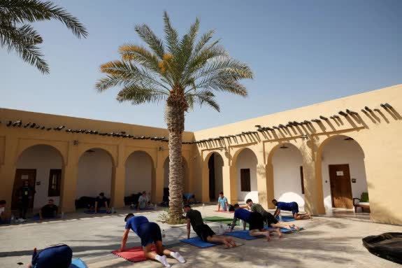 Khi đến Qatar để xem World Cup, một số người ở trong 'đô thị nổi tiếng hiện đại', trong khi một số khác lưu trú trong khách sạn có giá 6.000 USD mỗi đêm - Ảnh 2.