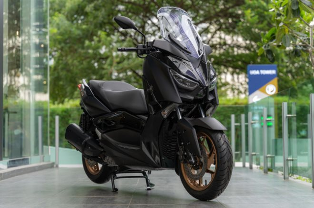 Loạt xe tay ga 'hàng hiệu' giá không thua ô tô tại Việt Nam - Hình 5.