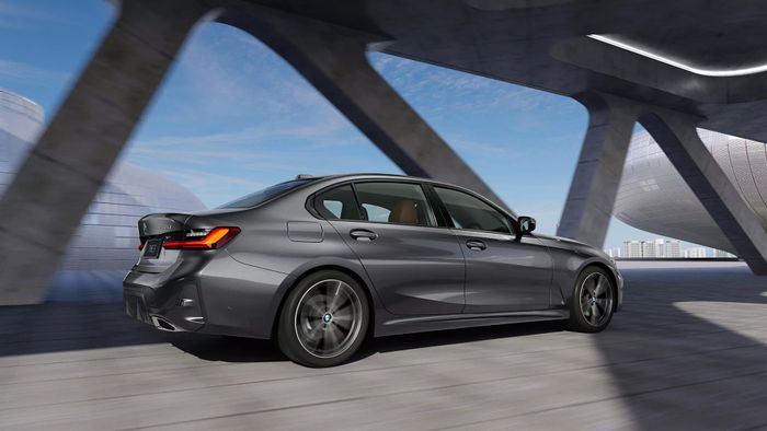 BMW 3-Series phiên bản kéo dài ra mắt: Khó phân biệt sự khác biệt bằng mắt thường - Hình 7.