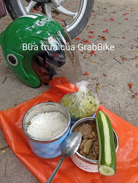 Người phụ nữ 54 tuổi chăm sóc mẹ già bằng cách lái xe - Ảnh 3.