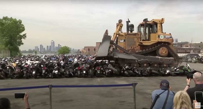Thành phố New York hủy diệt hàng nghìn xe địa hình mỗi năm - Ảnh 3.