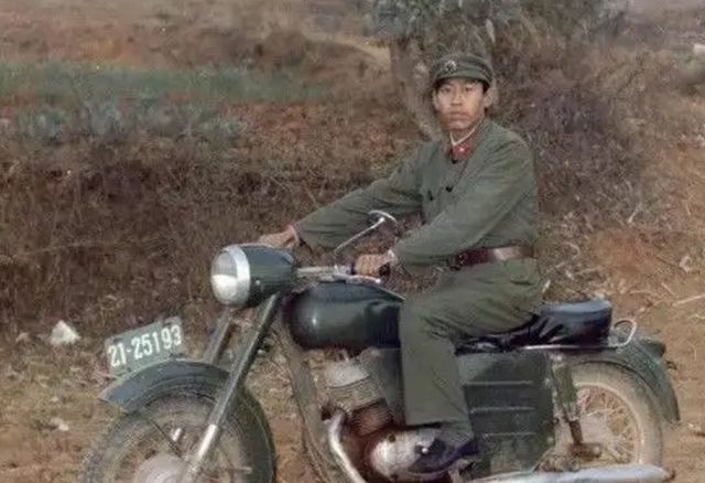 Với số vốn ban đầu là 3000 NDT, chàng trai vượt xa 1.800 km để mua xe máy và bán lại, kiếm được lợi nhuận 1.000 NDT/chiếc. Hơn 30 năm sau, ông trở thành chủ nhân của một đế chế vận tải trị giá hơn 18 tỷ NDT - Hình 2.