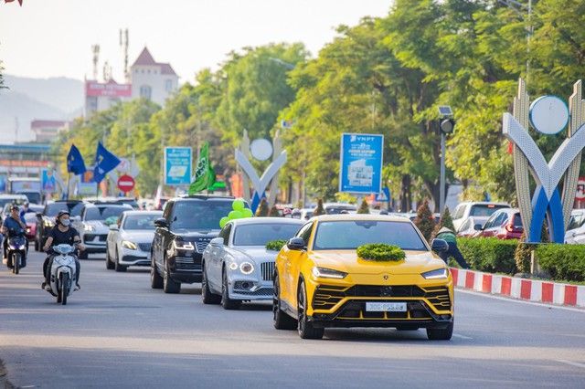 Dàn siêu xe triệu đô lớn nhất từ trước đến nay khiến mọi người trầm trồ khi dạo phố - Hình ảnh 3.