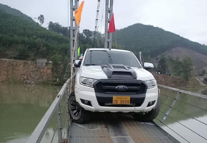 Xe bán tải gặp sự cố khi cố ý đi qua cầu treo dân sinh - Hình 1.