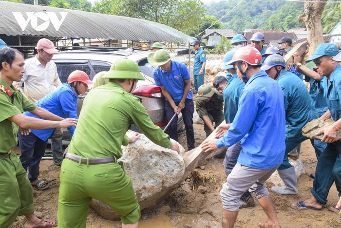 Nhóm thanh niên hỗ trợ 'giải cứu' nhiều xe ô tô, xe máy bị kẹt sau trận lũ dữ tại Kỳ Sơn - Hình 4.