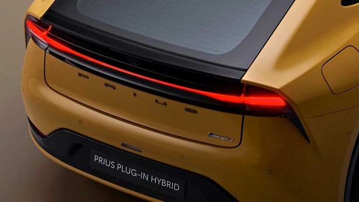 Toyota Prius 2023 ra mắt: Khác biệt đến mức không thể nhận ra đây là một chiếc xe Toyota nữa - Hình 9.