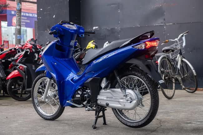 Honda Wave 125i 2023 đầu tiên tại Việt Nam: Giá 86 triệu, nhập Thái, trang bị công nghệ tự động tăng xích - Hình 10