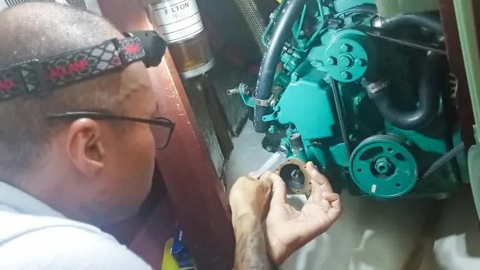 Cặp đôi quyết định từ bỏ công việc, bán hết bất động sản để sống trên một chiếc xe tải và một chiếc thuyền buồm: 'Đây là cách chúng tôi chi tiêu để có thể du lịch thoải mái' - Ảnh 2.