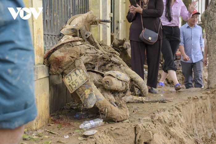 Nhóm thanh niên hỗ trợ 'giải cứu' nhiều xe ô tô, xe máy bị kẹt sau trận lũ dữ tại Kỳ Sơn - Hình 8.