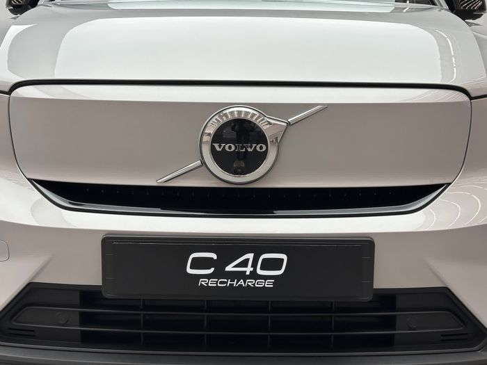 Volvo C40 Recharge 2023 sắp có mặt tại Việt Nam: Mẫu SUV điện dáng lạ, giá khoảng 1,9 tỷ đồng tại Thái Lan - Hình 4.
