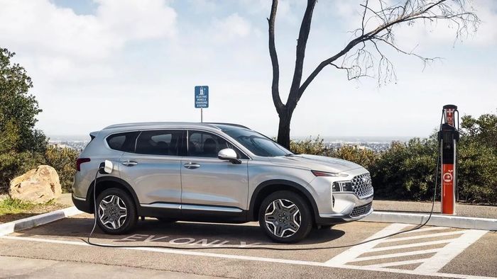 Hyundai bắt đầu lắp ráp Santa Fe Hybrid và Ioniq 5 tại Việt Nam, mong đợi giá cạnh tranh để so sánh với Kia và VinFast - Ảnh 2.