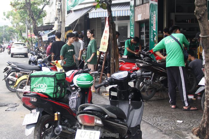 Dòng xe máy bị ngập nước qua đêm, các thợ sửa xe ở Đà Nẵng bận rộn từ buổi sáng - Ảnh 2.