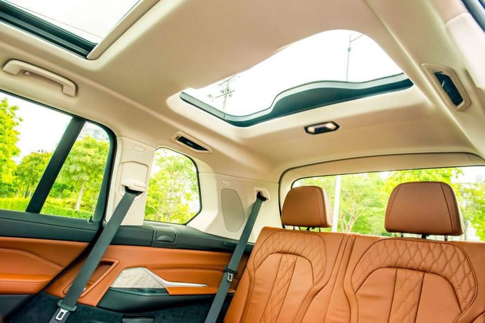 BMW X7 tạo bất ngờ ở hạng mục hàng ghế sau xe sang 2022 - Ảnh 5.
