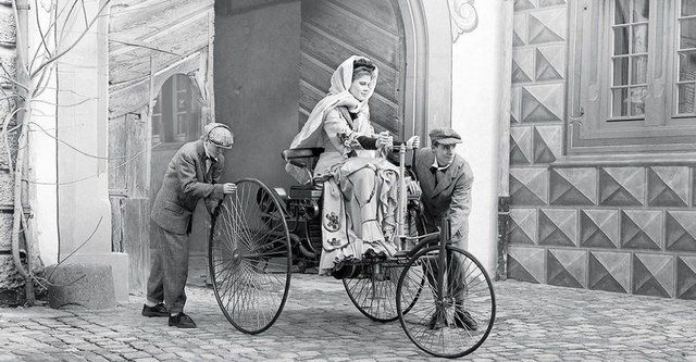 'Nữ hoàng của bóng tối' đứng sau triều đại Mercedes-Benz: Vay mượn sức mạnh từ quá khứ để đầu tư cho tương lai, hy sinh mọi thứ để xây dựng cơ sở sản xuất, kiên định thử nghiệm xe hơn 180km, góp phần thay đổi bản sắc của ngành công nghiệp ô tô - Ảnh 3.