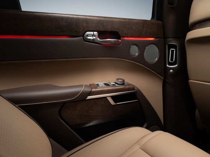 Hãng sản xuất ô tô quốc dân Nga giới thiệu mẫu SUV cạnh tranh với Rolls-Royce Cullinan, giá đắt gấp một lần rưỡi - Ảnh 15.