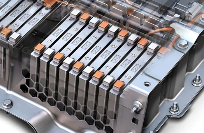 Với công nghệ pin hiện nay, xe điện đang đối mặt với thách thức lớn trong việc cạnh tranh về giá với xe sử dụng động cơ đốt trong (ICE) - Ảnh 2.