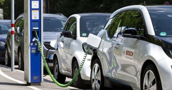 Nhật Bản đối mặt với nguy cơ thất bại trong cuộc đua xe điện ngay tại quê hương - Ảnh 1.