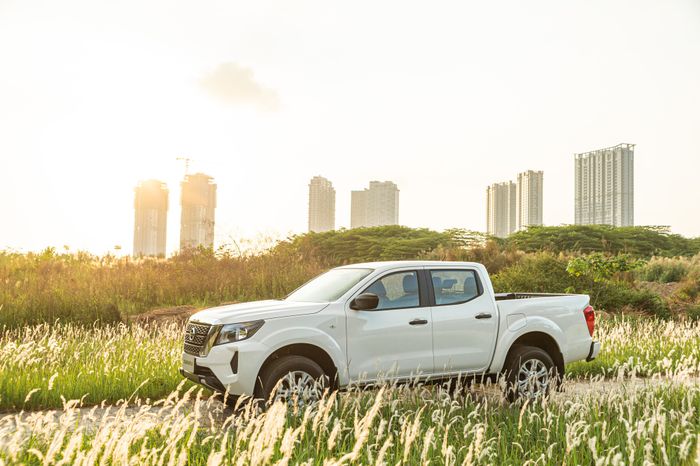 Giới thiệu Nissan Navara bản 'tiết kiệm' tại Việt Nam: Giá 699 triệu đồng, mở ra nhiều sự lựa chọn cho người tiêu dùng - Ảnh 4.