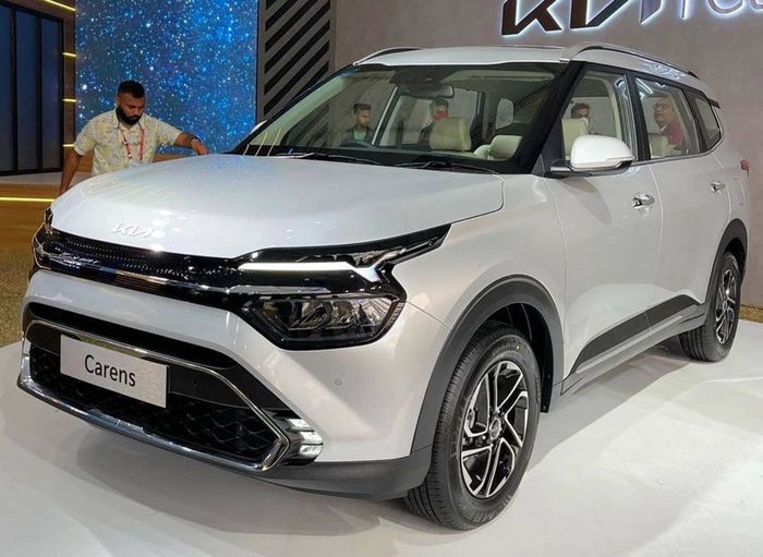 Kia Carens 2023 tiết lộ thông số trước giờ G: 10 phiên bản, có động cơ dầu, đấu Xpander - Ảnh 1.