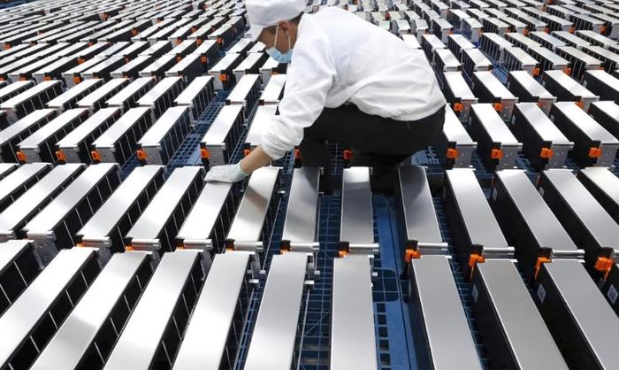 Trong bối cảnh nhiều quốc gia đang phải đối mặt với thách thức tìm kiếm nguồn cung pin cho ô tô điện, Trung Quốc đang tỏ ra linh hoạt khi tìm kiếm khách hàng xuất khẩu do công suất sản xuất của họ đang vượt qua 3 lần so với nhu cầu tiêu thụ - Hình 1.