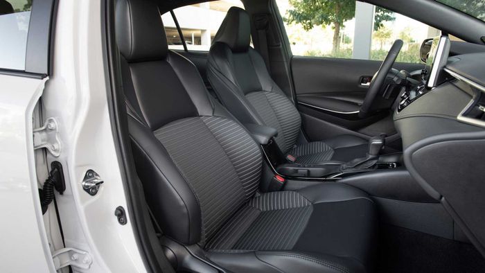 Toyota Corolla, dòng xe bán chạy nhất trên thế giới, đã được nâng cấp nhẹ và giảm giá cho phiên bản hybrid - Ảnh 18.