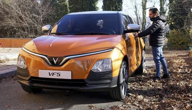 Phát hiện chiếc xe bí ẩn vào trung tâm dịch vụ của VinFast: Che kín bí mật, có khả năng cao là VF 5 - Hình ảnh 5.