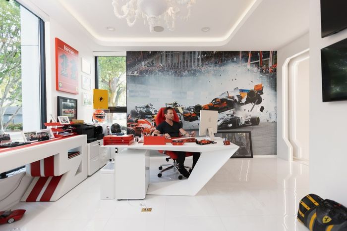 ‘Ngôi nhà Ferrari’ 3,96 triệu USD: Kho siêu xe đích thực, chỉ thiếu ‘Ngựa chồm’ - Ảnh 11