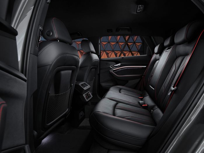 Audi Q8 e-tron chính thức ra mắt: Dòng xe điện cao cấp nhất của Audi - Hình 14.