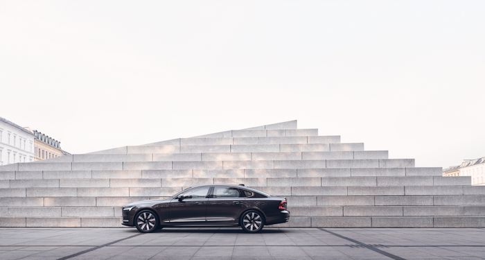 Tiện ích trên hàng ghế sau của xe tiền tỷ Volvo S90 - Ảnh 7.