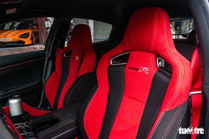 Honda Civic Type R độc nhất tại Việt Nam thuộc sở hữu của ông Đặng Lê Nguyên Vũ, có giá khoảng 4 tỉ đồng - Hình 12.