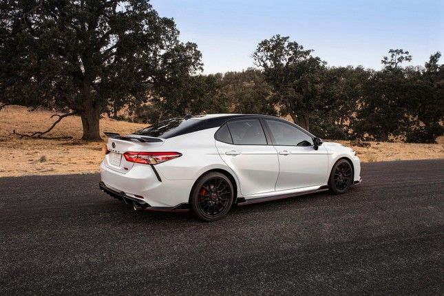 Toyota điều chỉnh giá xe tại nhiều thị trường ảnh 1