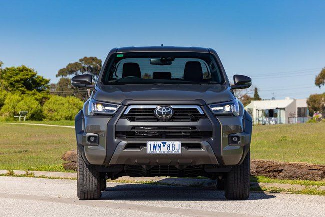Đại lý mở cửa nhận đặt cọc Toyota Hilux 2023: Giá dự kiến 1,05 tỷ đồng, vượt xa Ranger, là mẫu xe đắt nhất trong phân khúc - Ảnh 1.