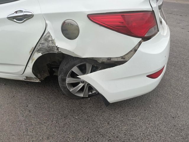 Khi thấy xe gặp nạn trên cao tốc, chàng trai ở lại đến khuya với một hành động lạ - Hình ảnh 1.