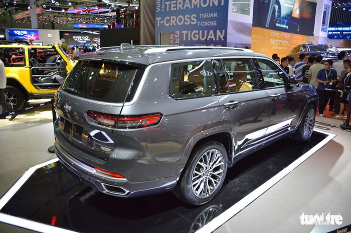 Jeep Grand Cherokee L có giá trên 6 tỷ đồng: Mẫu SUV phổ thông được coi là hạng sang tại Việt Nam - Hình 6.