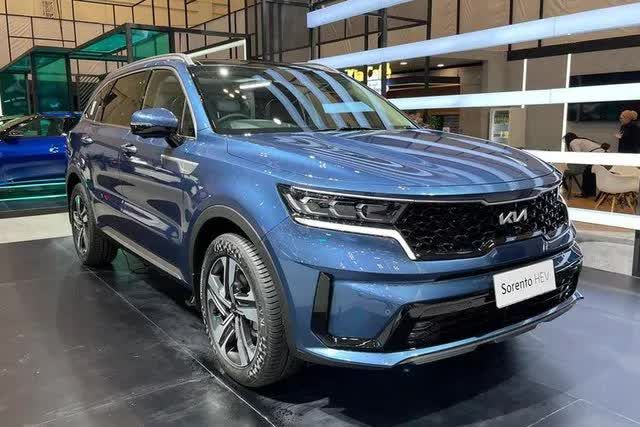 Đại lý tiếp nhận đặt hàng Kia Sorento hybrid - Xe 7 chỗ tiết kiệm nhiên liệu chỉ hơn 6 lít xăng trên 100 km, cạnh tranh với Santa Fe - Ảnh 1.