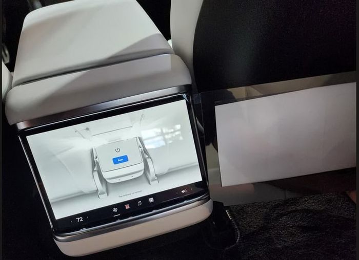Dàn xe Tesla sắp có màn hình lớn cho hàng ghế sau - Ảnh 1.