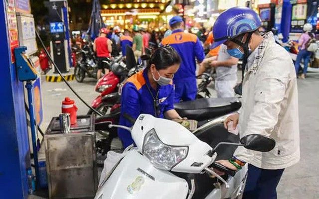 Giá xăng dầu liên tục giảm, về mức thấp nhất từ đầu năm 2022 - Hình 1.