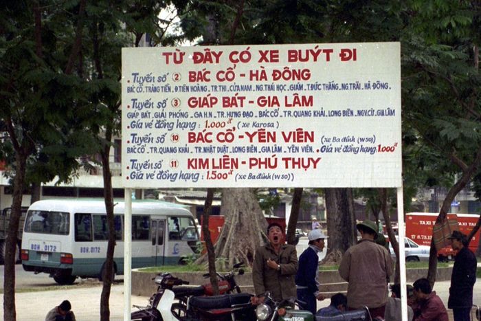 Bộ sưu tập Ảnh: Hà Nội xưa và các dòng xe buýt KAROSA những năm 1990 - Ảnh 1.