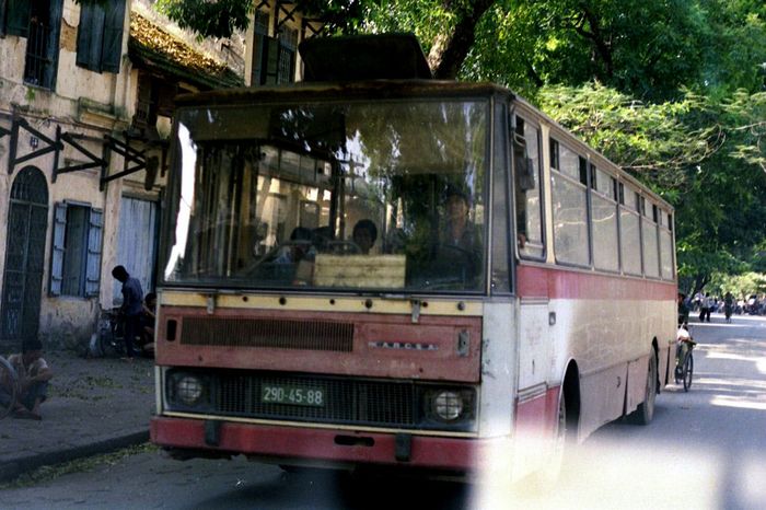 Bộ sưu tập Ảnh: Hà Nội xưa và các dòng xe buýt KAROSA những năm 1990 - Ảnh 12.