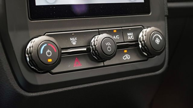 Hình ảnh thực tế của Ford Ranger 2023 phiên bản tiêu chuẩn tại Việt Nam: Giá chỉ 659 triệu đồng, sử dụng hộp số sàn nhưng vẫn tích hợp nhiều công nghệ - Hình 13.