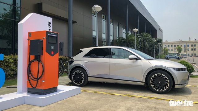 Đại lý mở bán Hyundai Ioniq 5 với giá gần 2 tỉ đồng, hứa giao xe trong vòng 10 ngày - Ảnh 2.