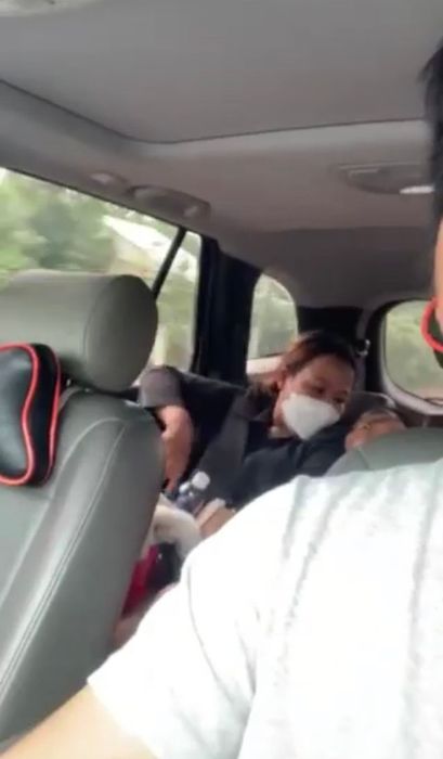 Chứng kiến một gia đình 5 người trên xe máy, tài xế đã thực hiện một hành động đẹp và nhận được sự khen ngợi như một cơn mưa - Ảnh 2.